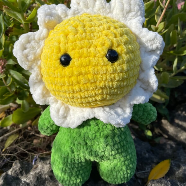 Daisy Plushie Flower Fellow