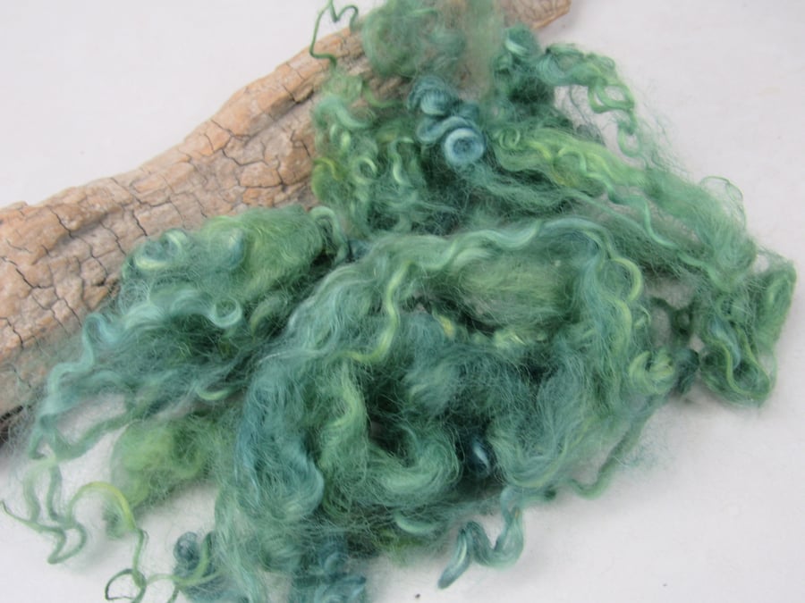 10g Naturally Dyed Green Masham Curls Felting Wool