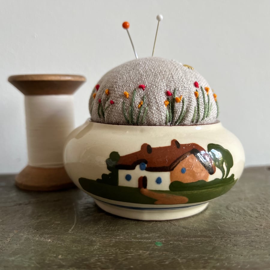 Mottoware pin cushion ‘Elp yersel’ tu more’ embroidered flowers and bee