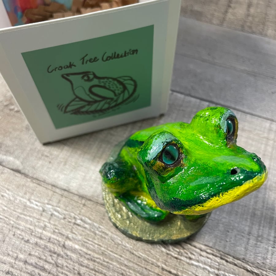 Porcelain Green Tree Frog collectible - Animal Figurines — Little