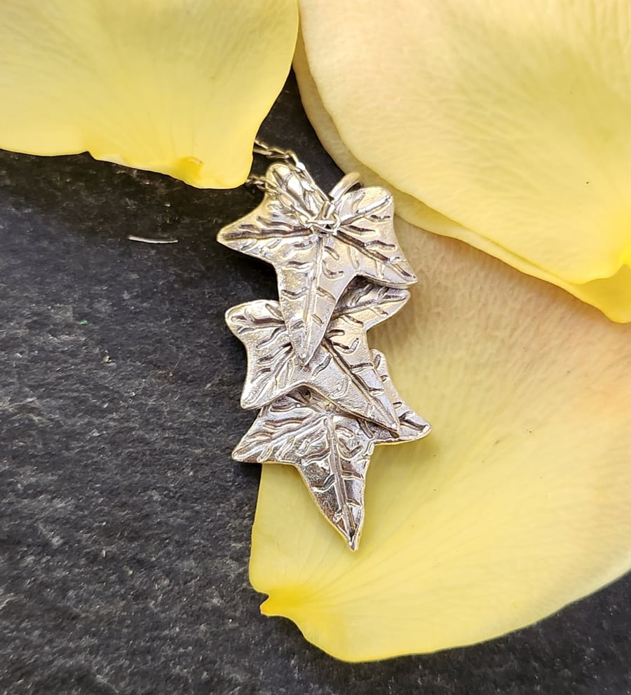 Pendant with 3 leaves in fine silver