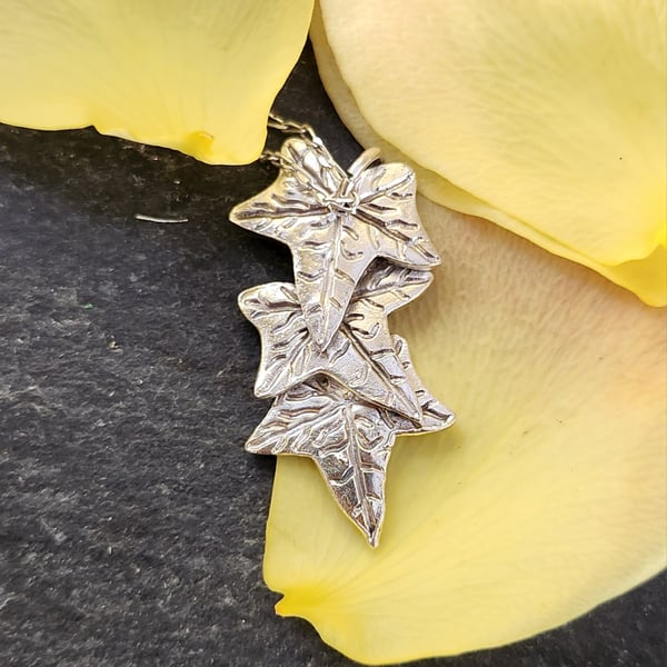 Pendant with 3 leaves in fine silver