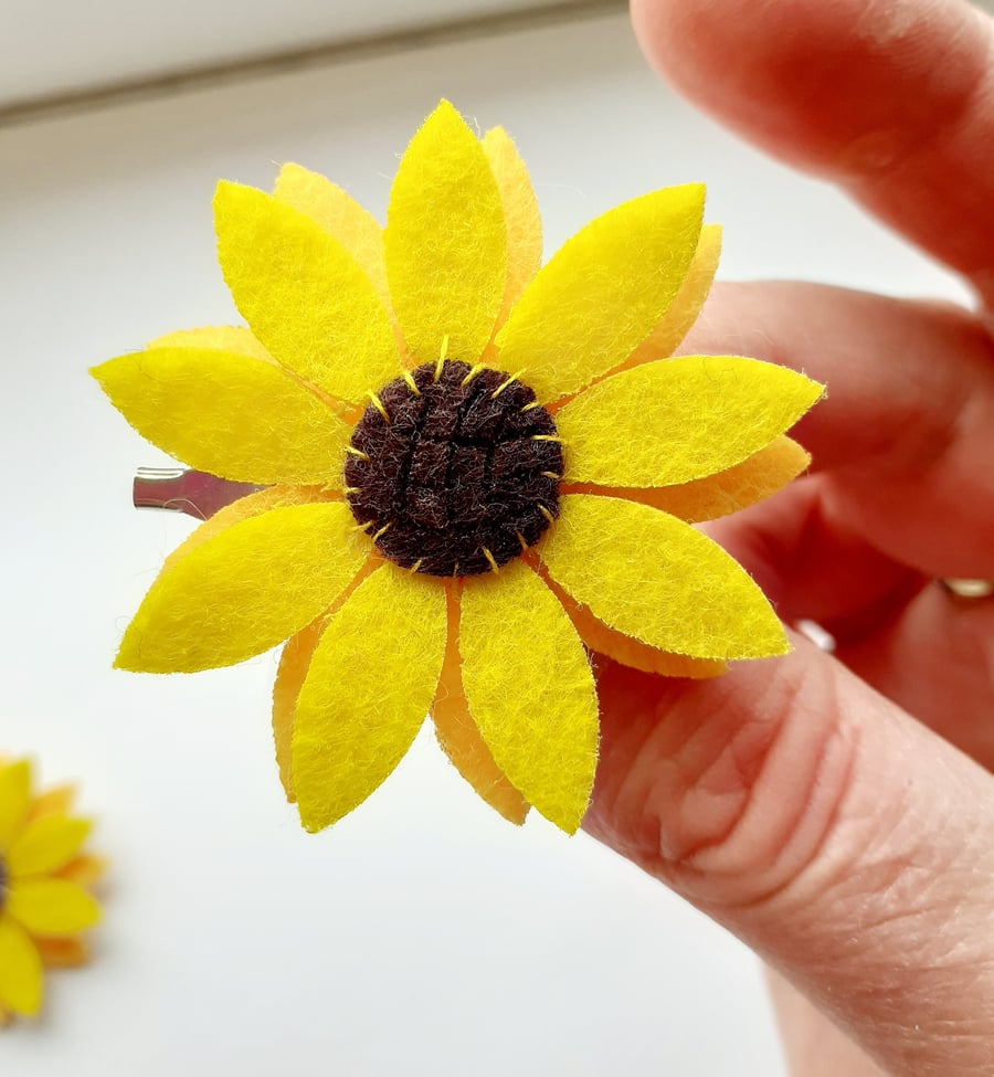 Sunflower brooch, yellow flower brooch, felt sunflower brooch