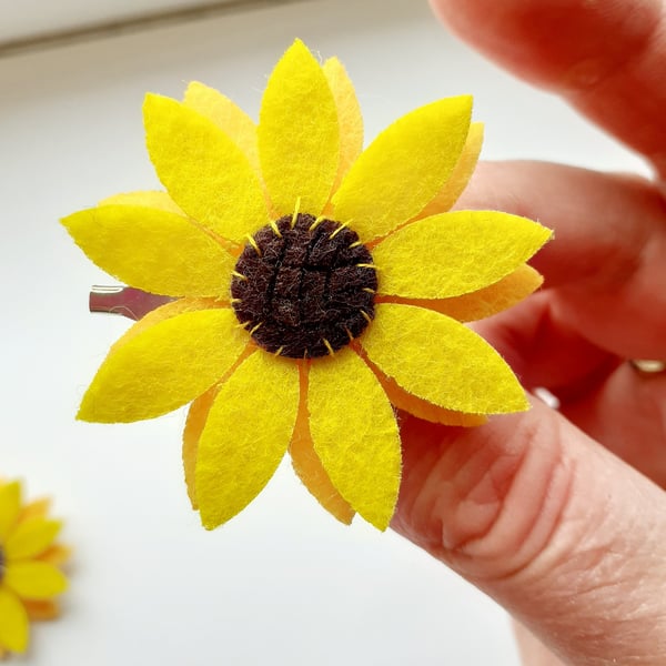Sunflower brooch, yellow flower brooch, felt sunflower brooch