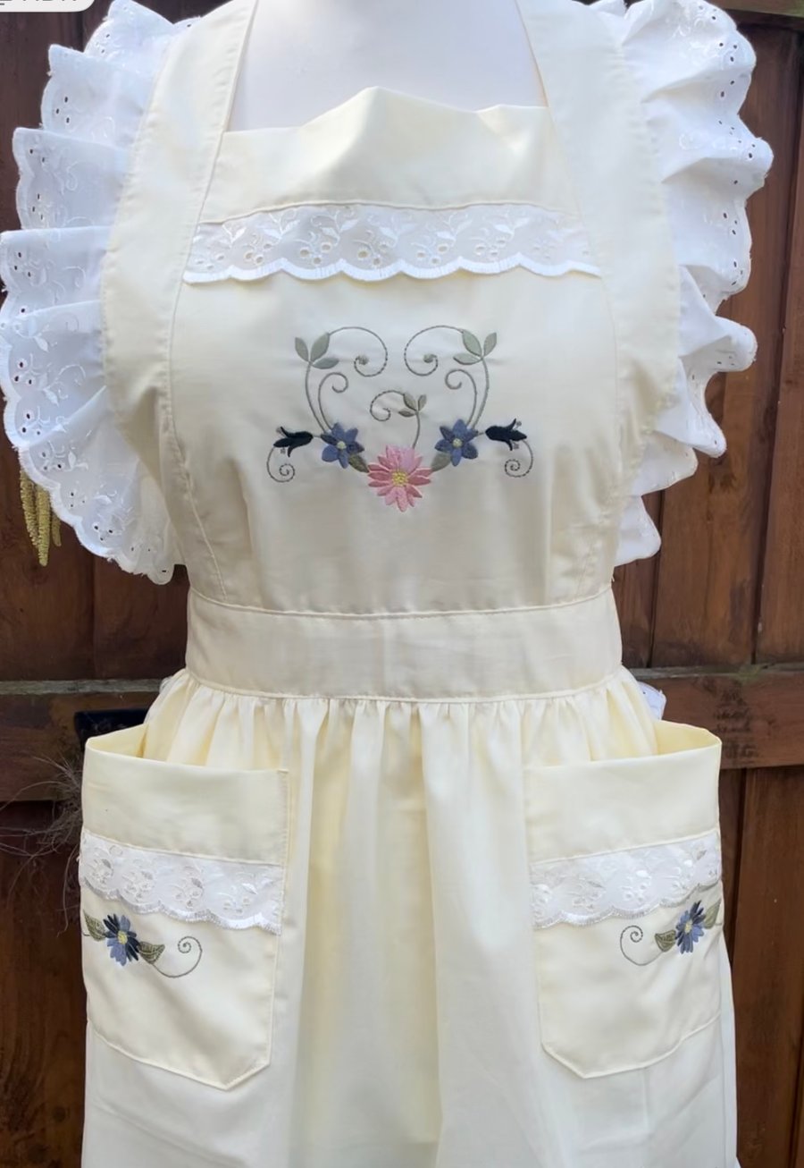 Stunning, embroidered retro style full apron!