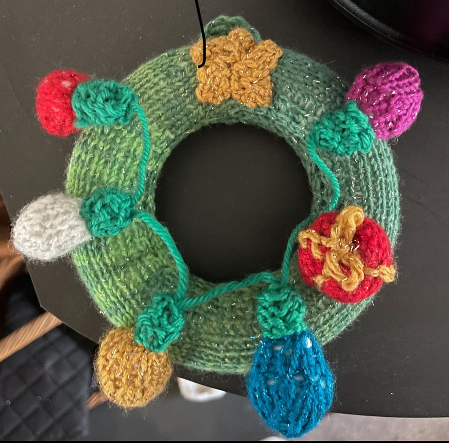 Mini knitted Christmas wreath