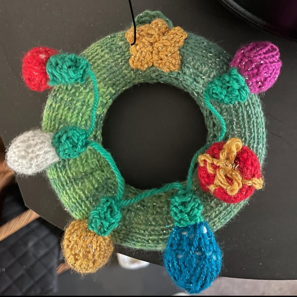 Mini knitted Christmas wreath