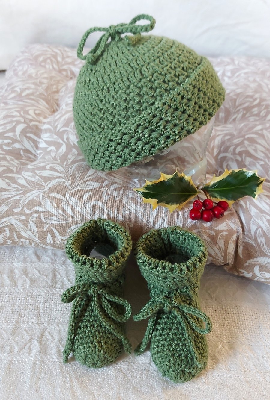 Organic Baby Hat and Booties set, Christmas Gift, certified cotton 0-6 months