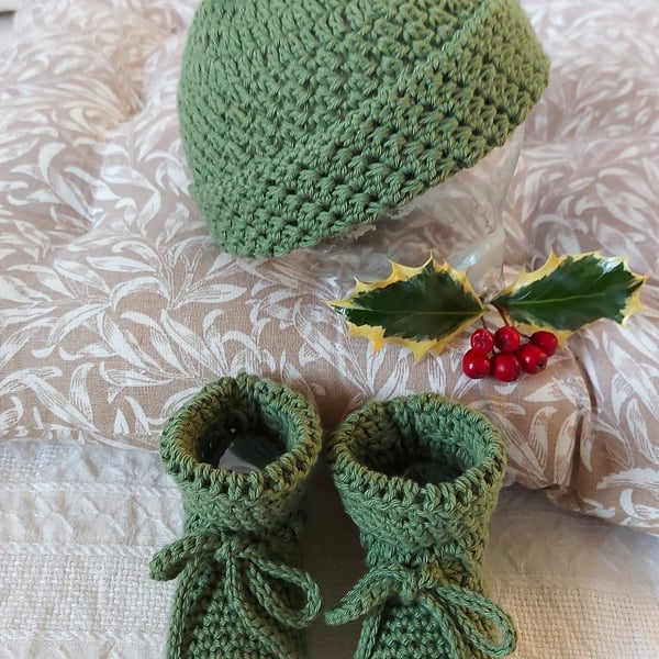 Organic Baby Hat and Booties Bundle, Christmas Gift, certified cotton 0-6 months