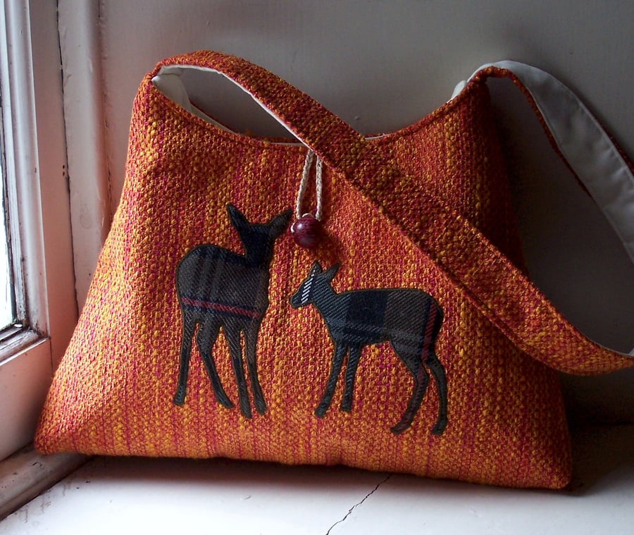 Fabric shoulder bag with two deer appliques in wool tartan