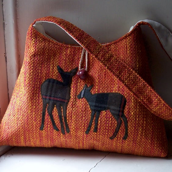 Fabric shoulder bag with two deer appliques in wool tartan