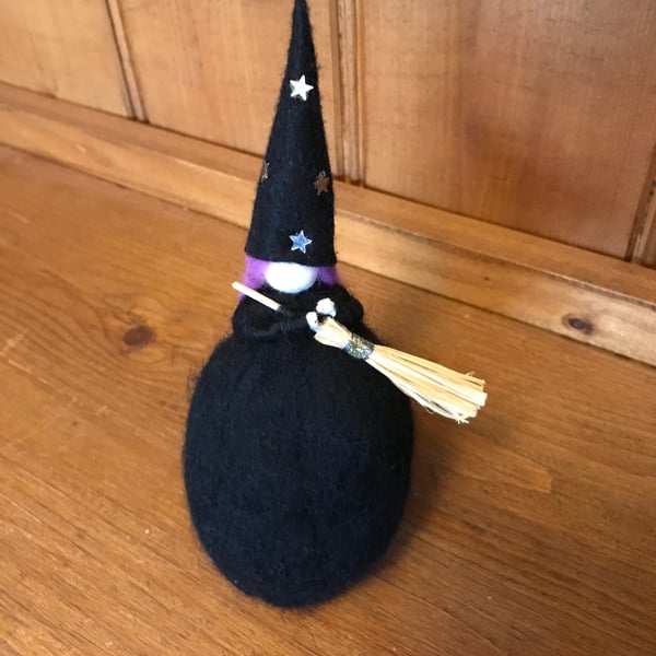  Felt Roving Witch. (394)