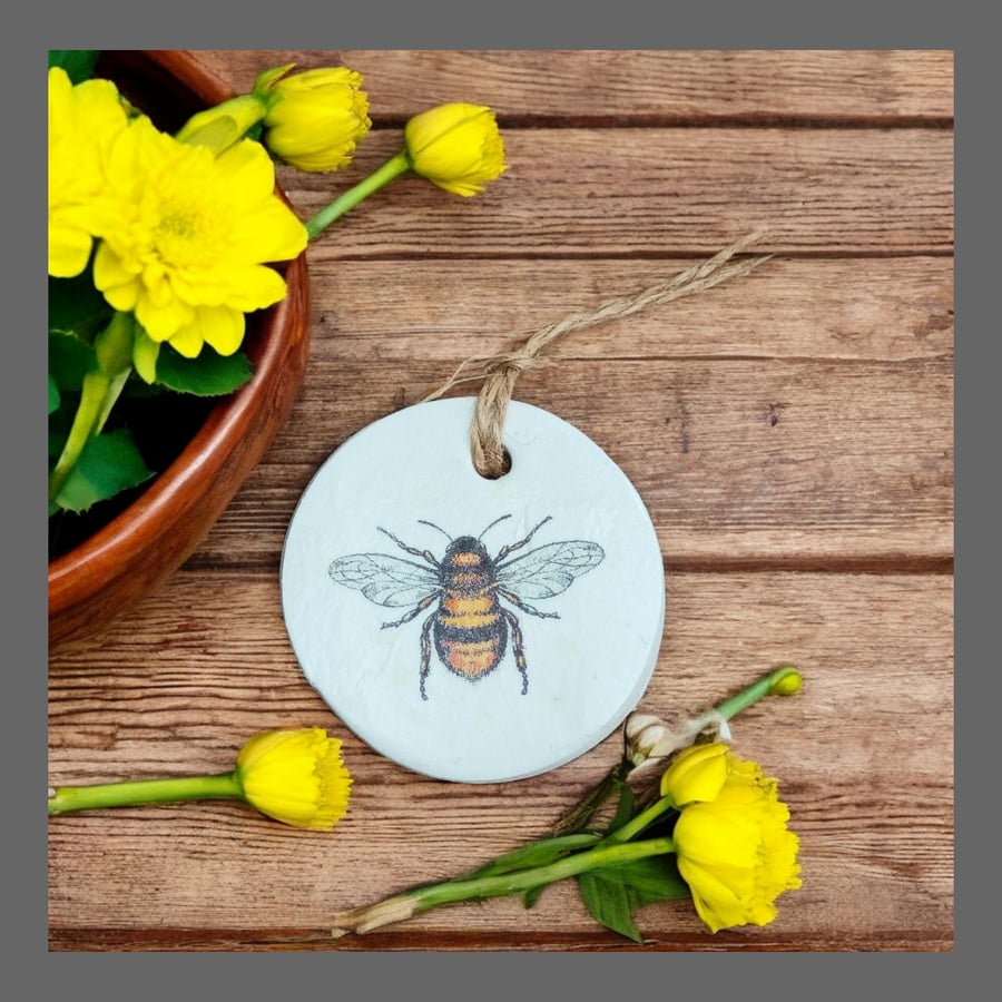 Bumblebee Round Hanging Diffuser Decoration