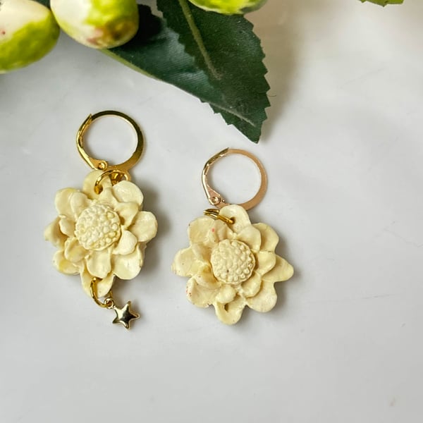 Handmade earrings, Yellow Daisy Earrings with Gold Stars