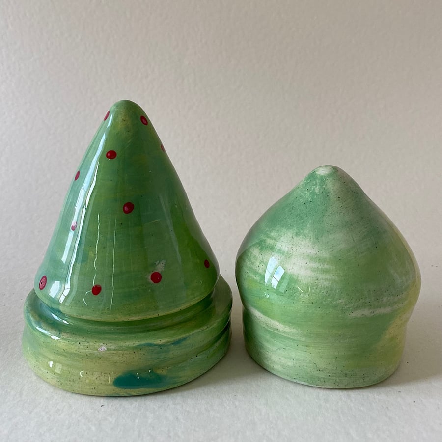 Spotty Christmas tree ceramic ornament set.