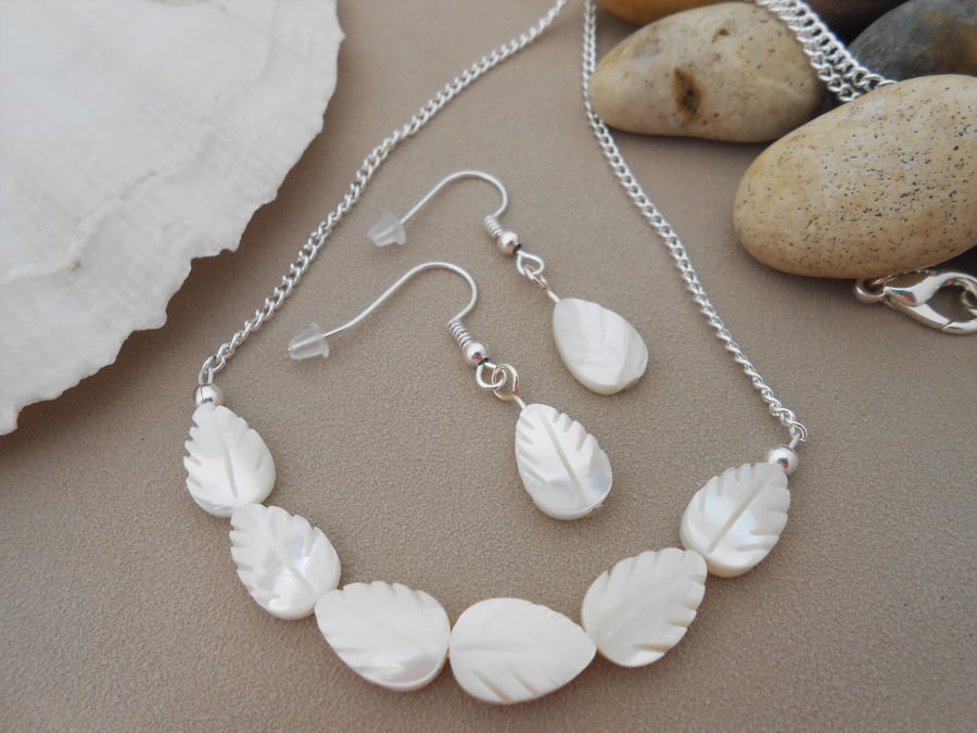 Mother of pearl leaf shaped jewellery set. 