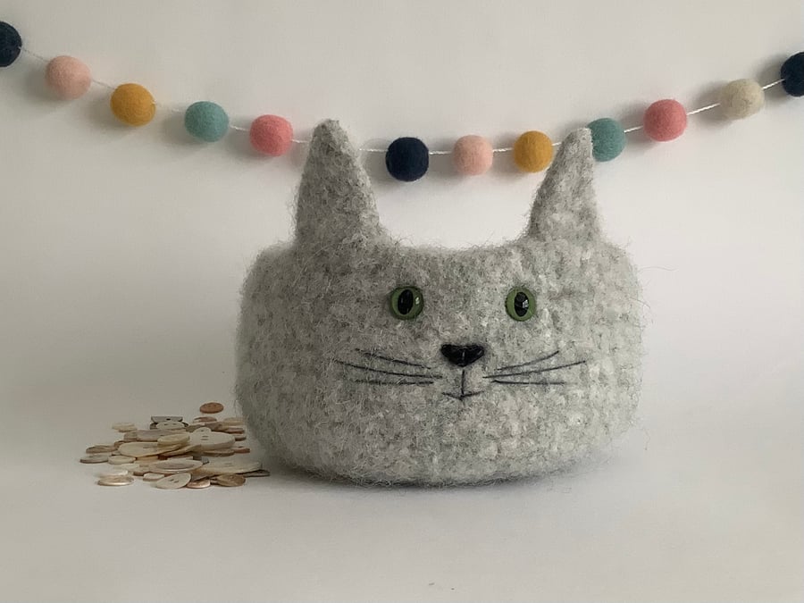 FELTED 'FUSSPOT' BOWL, desk tidy  . Cat. Grey . Home decor.