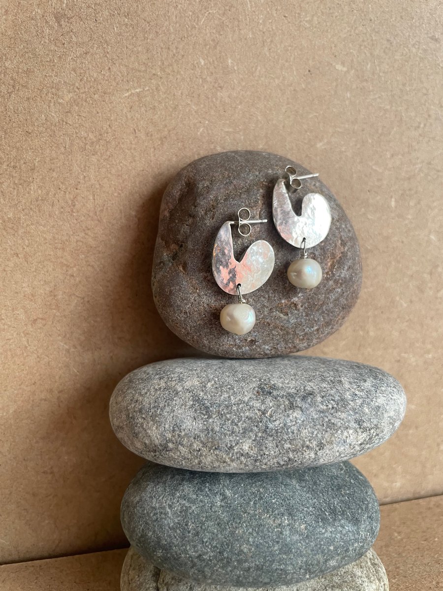 Curvy: recycled silver earrings with reclaimed pearls