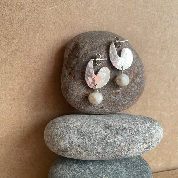 Curvy: recycled silver earrings with reclaimed pearls