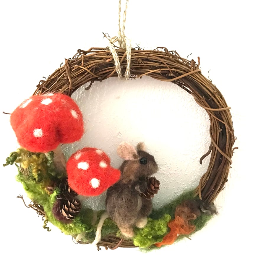 Mouse-wreath-home decoration-autumn-toadstools-needle felted 