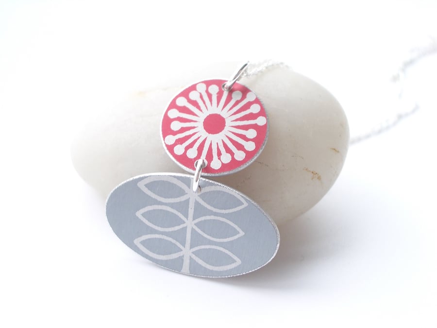 Flower necklace in red and grey