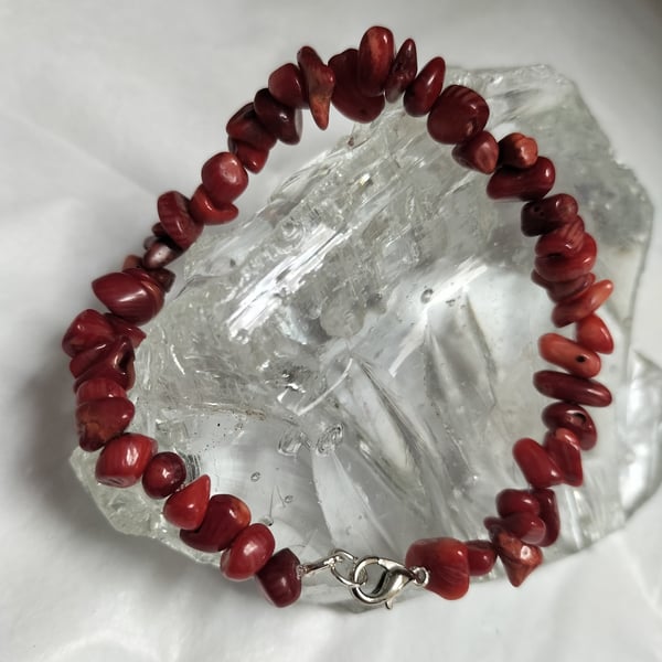 BR464 Red chip beaded bracelet, coral effect