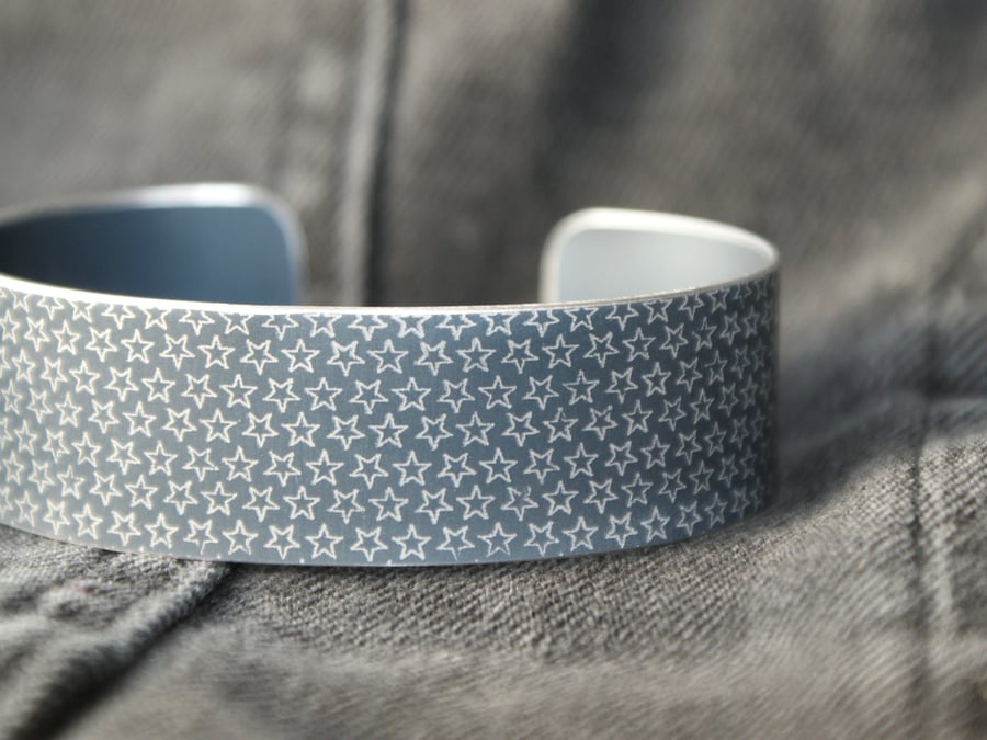 Geometric star pattern cuff bracelet grey