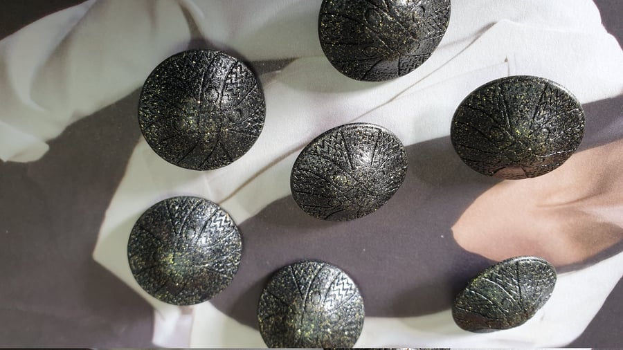 18mm 28L Metal Vintage look aged Black & Gold sparkle Button