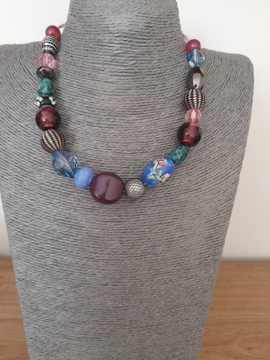 MULTI COLOURED BEAD NECKLACE.  