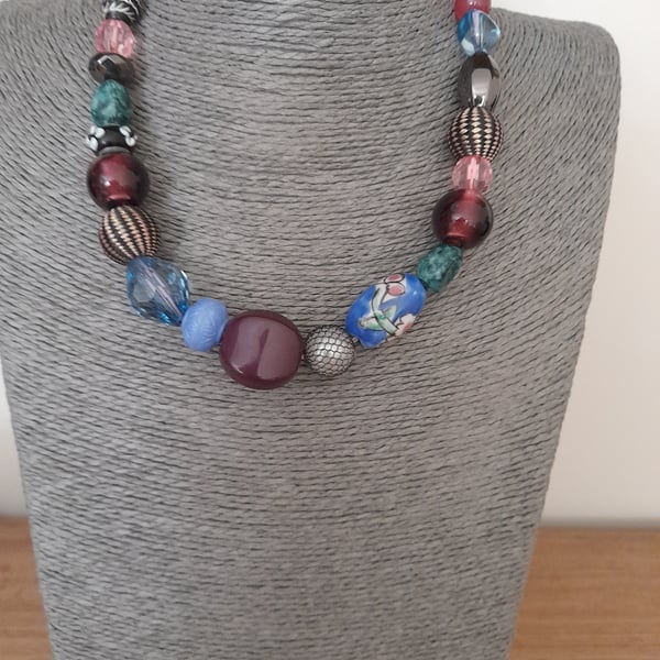 MULTI COLOURED BEAD NECKLACE.  