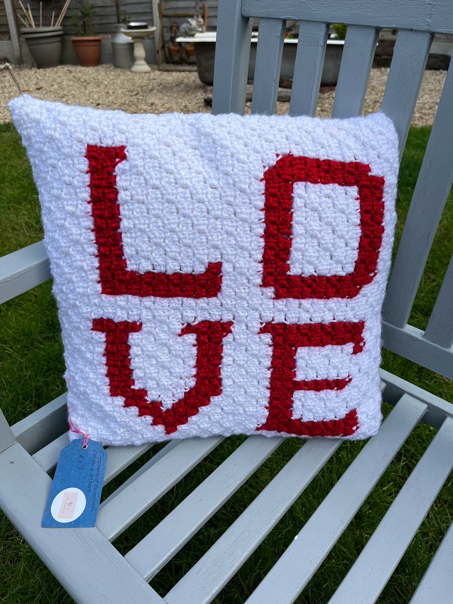 Crochet cushion cover including cushion