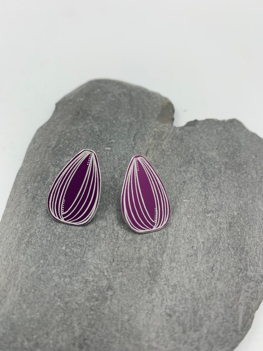 Dark pink aluminium tulip studs