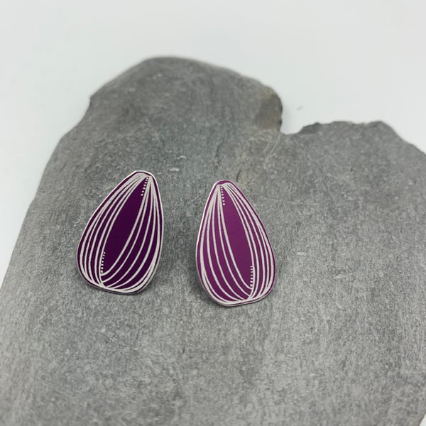 Dark pink aluminium tulip studs