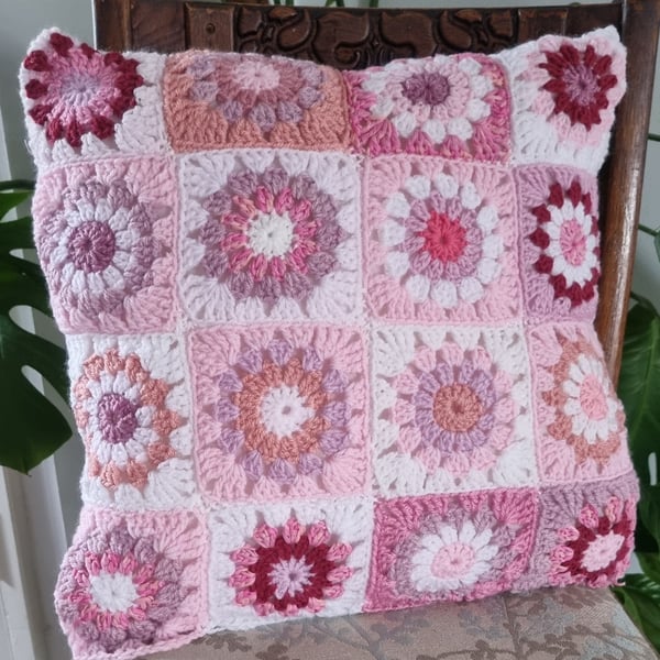 Crochet cushion cover, reversible pattern, granny square cushion, pink, white