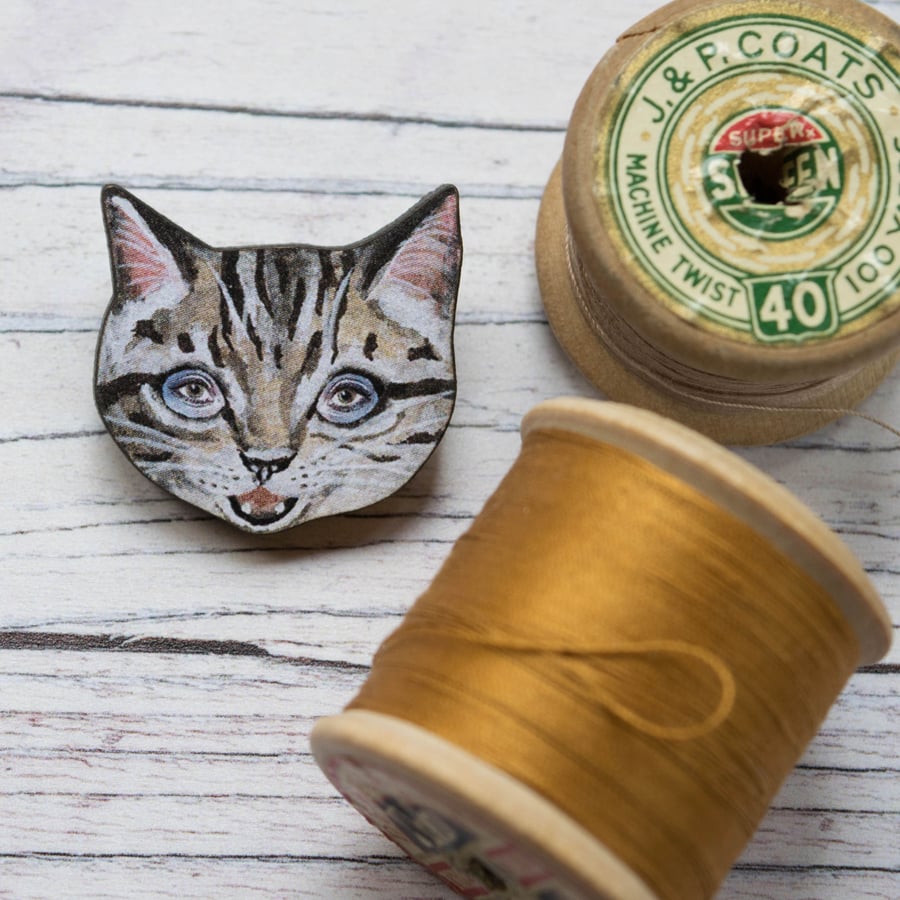 Tabby cat wooden brooch. Cat badge