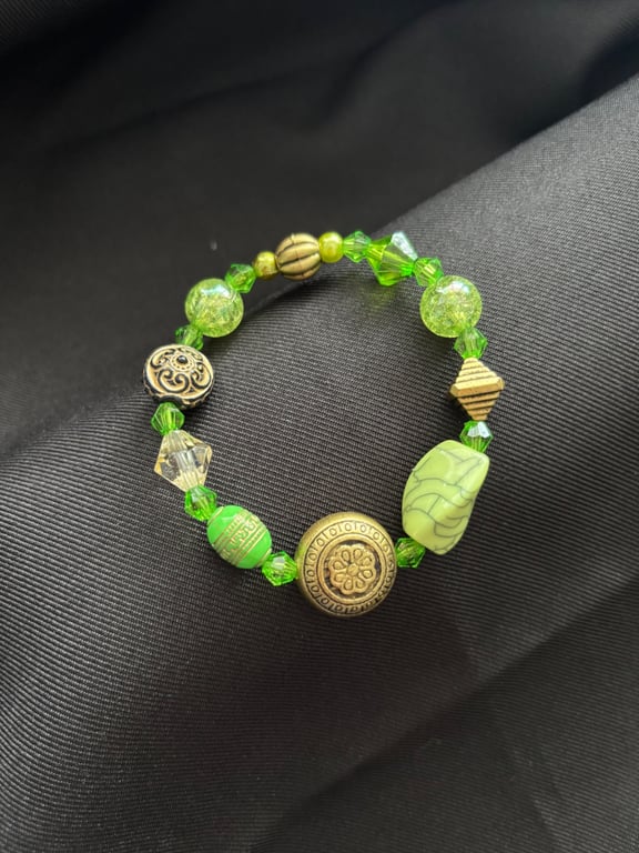 Handmade green & gold bracelet 16cm. 