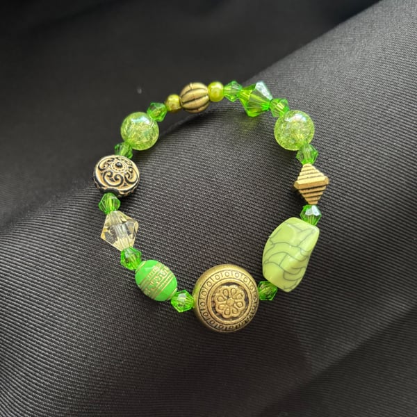 Handmade green & gold bracelet 16cm. 
