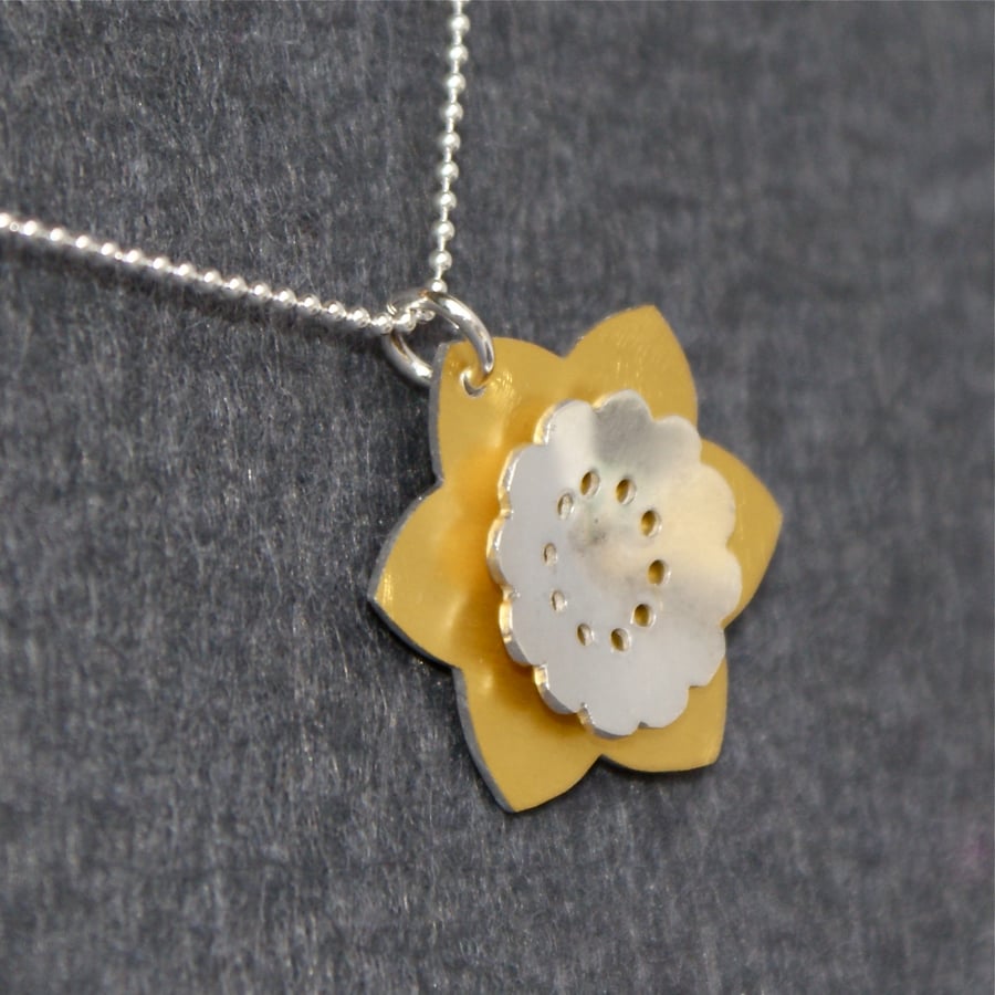 Retro flower pendant necklace - daffodil