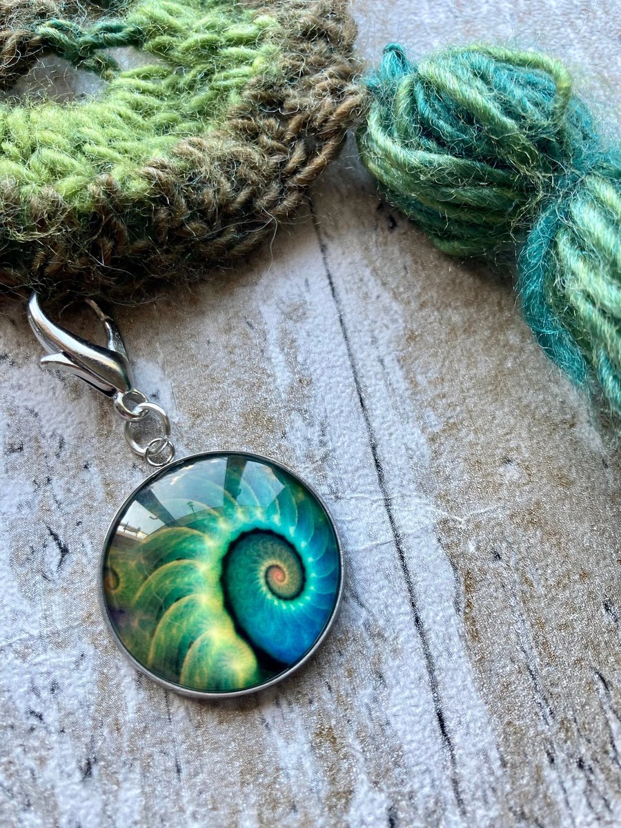 Crochet marker peacock fractal x1