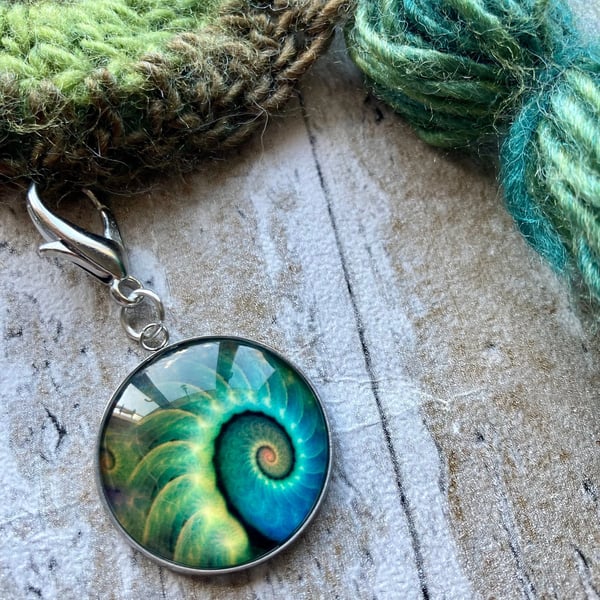 Crochet marker peacock fractal x1