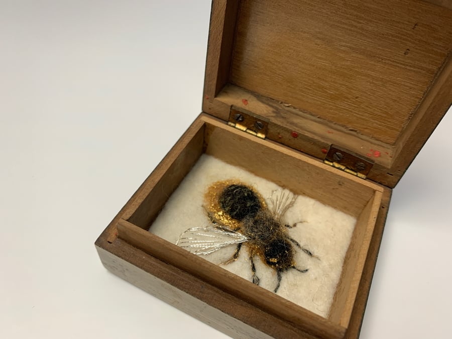 185b Megachile ligniseca or Female Woodcarving Leafcutter Bee - Textile Art