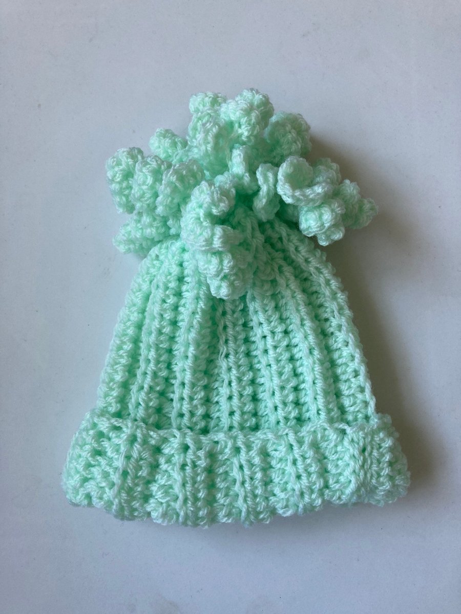 527-31. Crochet Delaney hat.