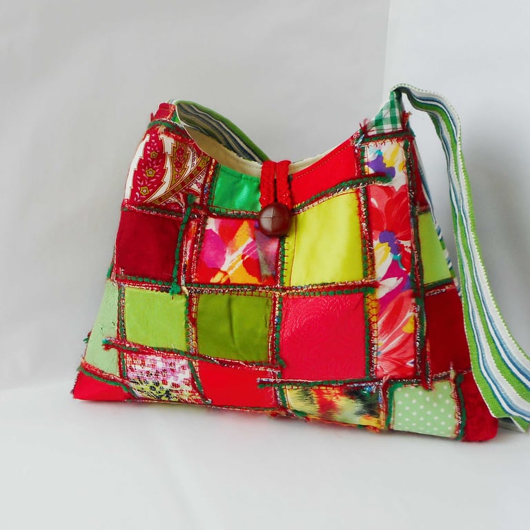 Pyramid shaped shoulder bag in red and green
