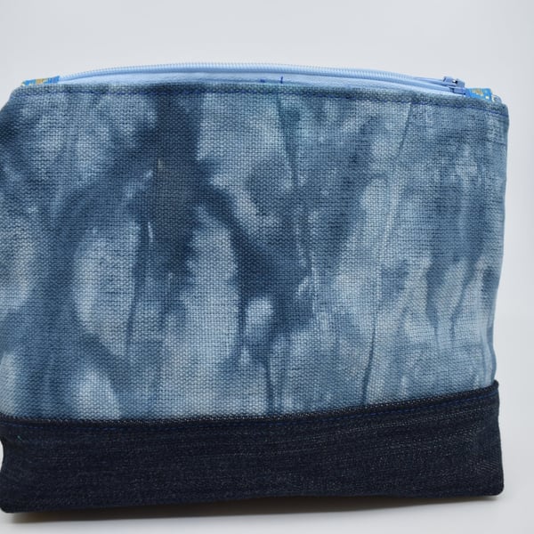 Handy zipped storage pouch for many necessary smaller items. For bag or bedroom.