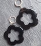 Earrings with onyx flower. Plated metal. Costume jewellery - Image 2