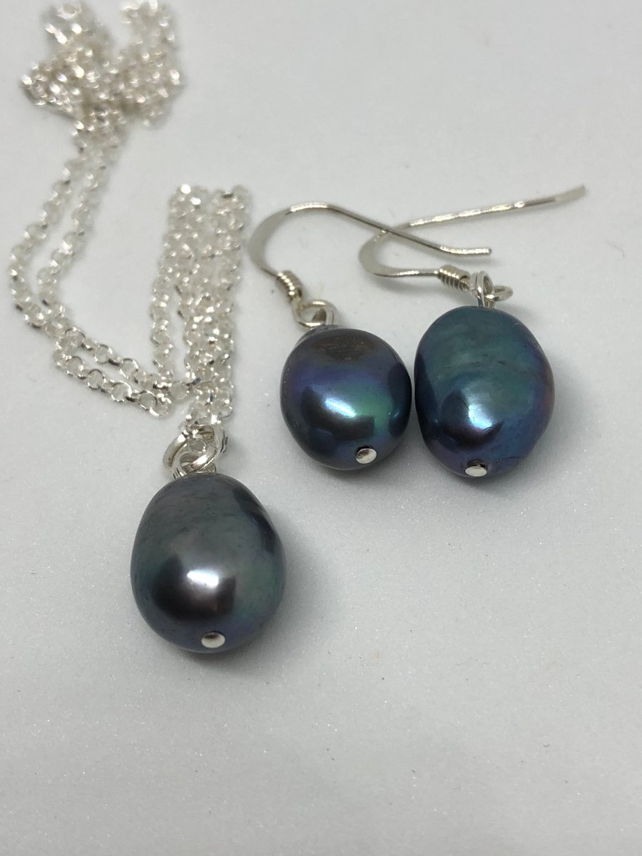 Fabulous freshwater pearl necklace and earrings - free UK postage