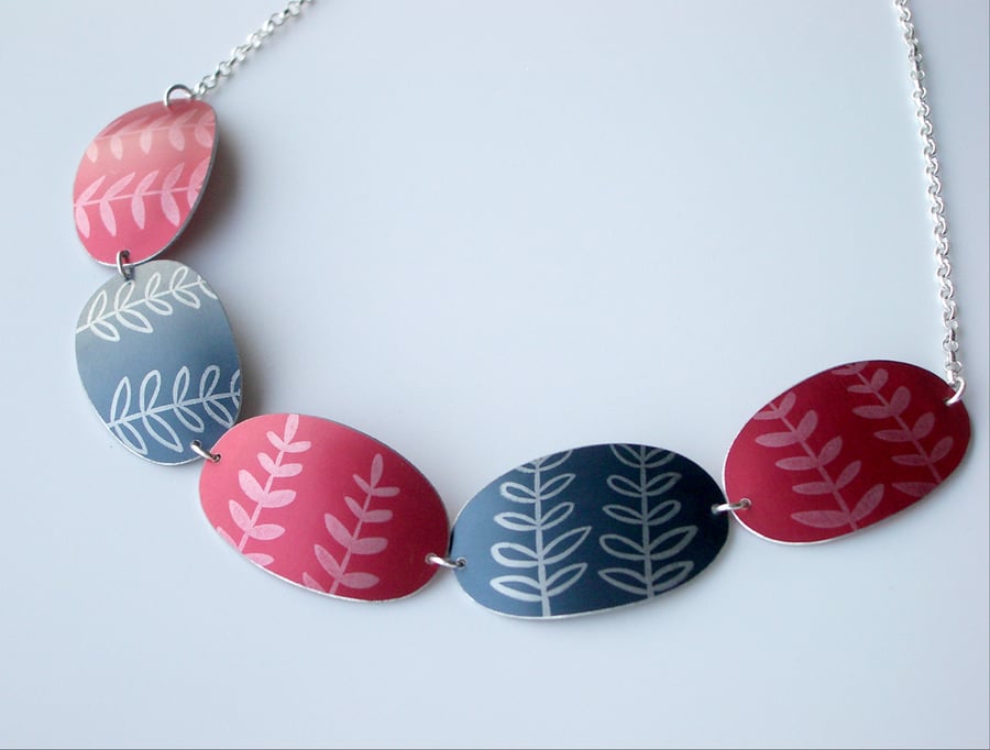 Leaf necklace in red and grey