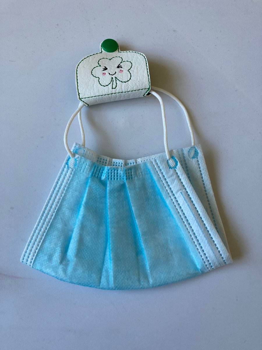 825. Clover cord organiser.