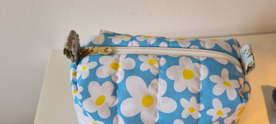 Blue Daisy Quilted Zipped Bag