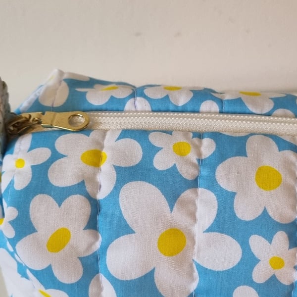Blue Daisy Quilted Zipped Bag